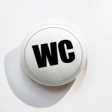 WC — okrúhla akrylátová tabuľka na označenie záchoda, priemer 7 cm, samolepiaca