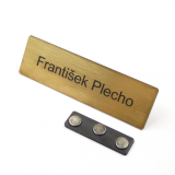 Magnetická menovka na odev — akrylátová menovka pre čašníkov a personál 10 × 3 cm