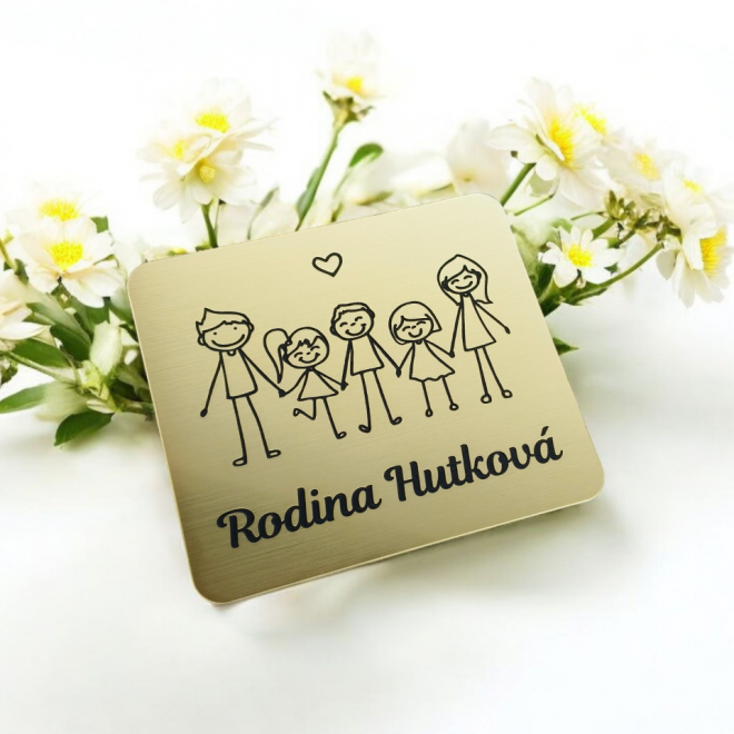 Menovka na dvere rodičia a traja veľkí synovia