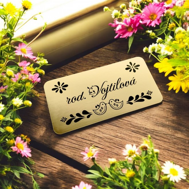 Menovka Folk 1 — samolepiaca akrylátová menovka s ľudovým motívom holubičiek 12,3×6,8 cm