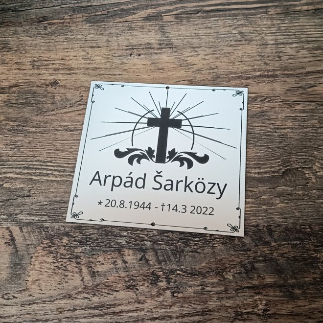 Tabuľka na hrob kríž — plastová náhrobná tabuľka 13×14 cm, laserové gravírovanie