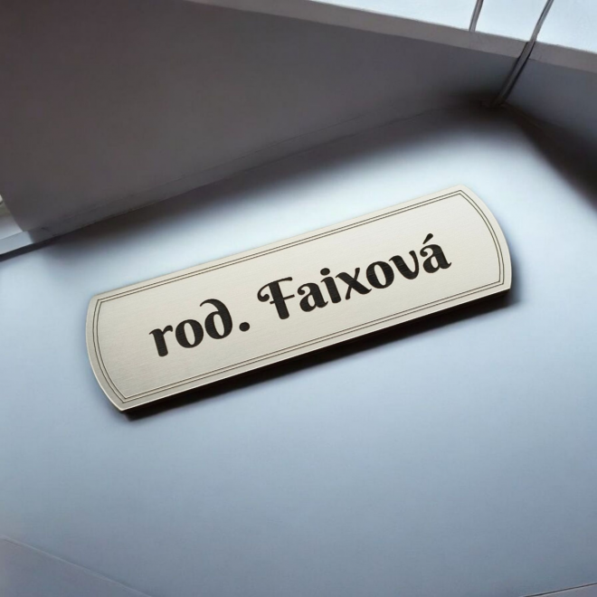Menovka na dvere Siluette — jemná tvarovaná menovka z akrylátu