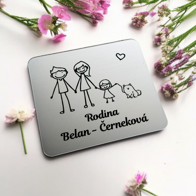 Menovka na dvere rodičia, dcéra a psík