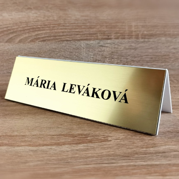 Menovka na stôl — akrylátový stolový stojan s laserovým gravírovaním