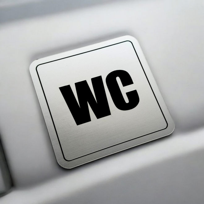 WC — okrúhla akrylátová tabuľka na označenie toalety, priemer 7 cm, samolepiaca