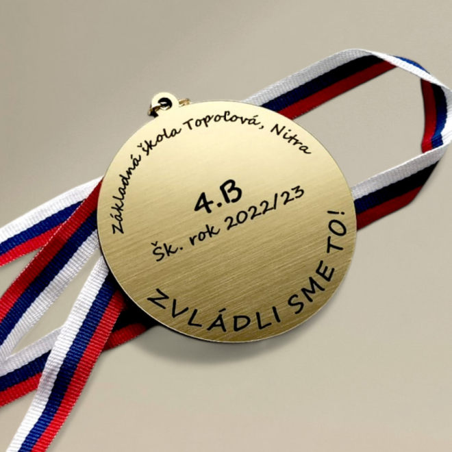 Personalizovaná medaila so stuhou V1 — gravírovaná akrylátová medaila priemer 7 cm