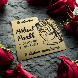 Tabuľka na hrob s anjelom — plastová náhrobná tabuľka 15×14 cm, laserové gravírovanie