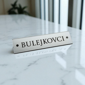 Úzka menovka s dierkami 8 × 2 cm