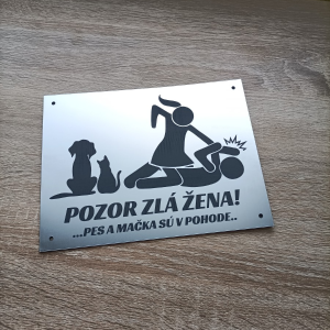Tabuľka Pozor zlá žena — humoristická výstražná tabuľka, originálny darček 20×15 cm