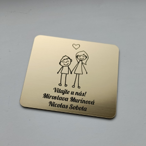 Menovka na dvere mama a syn — samolepiaca akrylátová rodinná menovka 10×8,8 cm