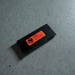 Magnetická menovka s logom a menom — akrylátová menovka pre zamestnancov 8 × 3,5 cm