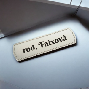 Menovka na dvere Siluette — jemná tvarovaná menovka z akrylátu