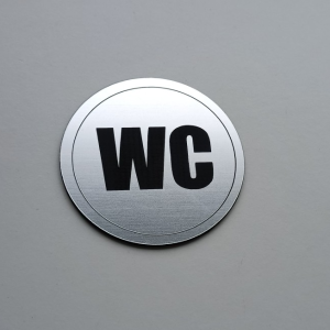 WC — okrúhla akrylátová tabuľka na označenie záchoda, priemer 7 cm, samolepiaca