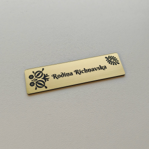 Menovka na dvere Ľudová — akrylátová menovka s tradičným ornamentom