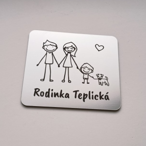 Menovka na dvere rodičia a malý syn so psíkom