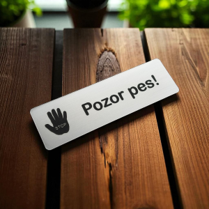 Tabuľka Pozor Pes — samolepiaca akrylátová tabuľka na schránku