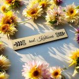 Menovka Folk úzka — samolepiaca akrylátová menovka s ľudovým motívom 13×2,4 cm