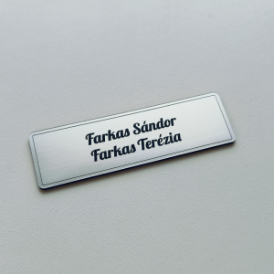 Menovka na dvere Double Basic Slim — zaoblená menovka s vnútornou linkou