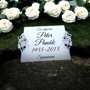 Tabuľka na hrob s ružami — plastová náhrobná tabuľka 20×14 cm, laserové gravírovanie