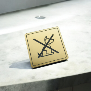Zákaz vstupu so psom — akrylátový piktogram Light square 7 × 7 cm pre hotel a bazén