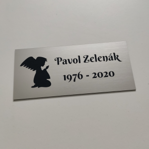 Tabuľka na hrob anjel 2 — plastová náhrobná tabuľka 20×9 cm, laserové gravírovanie